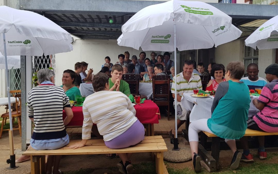 Kersfees partytjie vir al Huis Minette